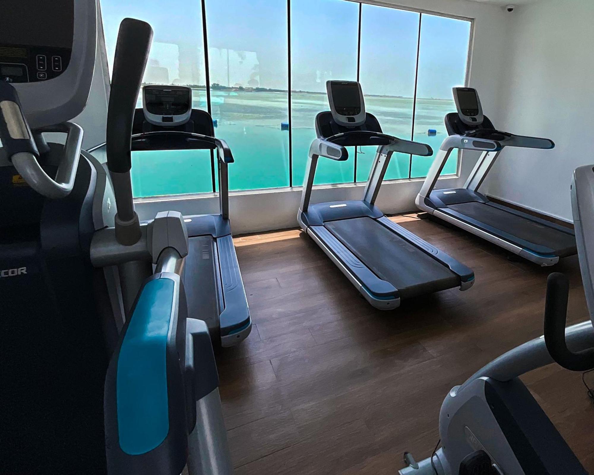 Lagoona Beach Luxury Resort And Spa Manama Dış mekan fotoğraf The gym at the hotel