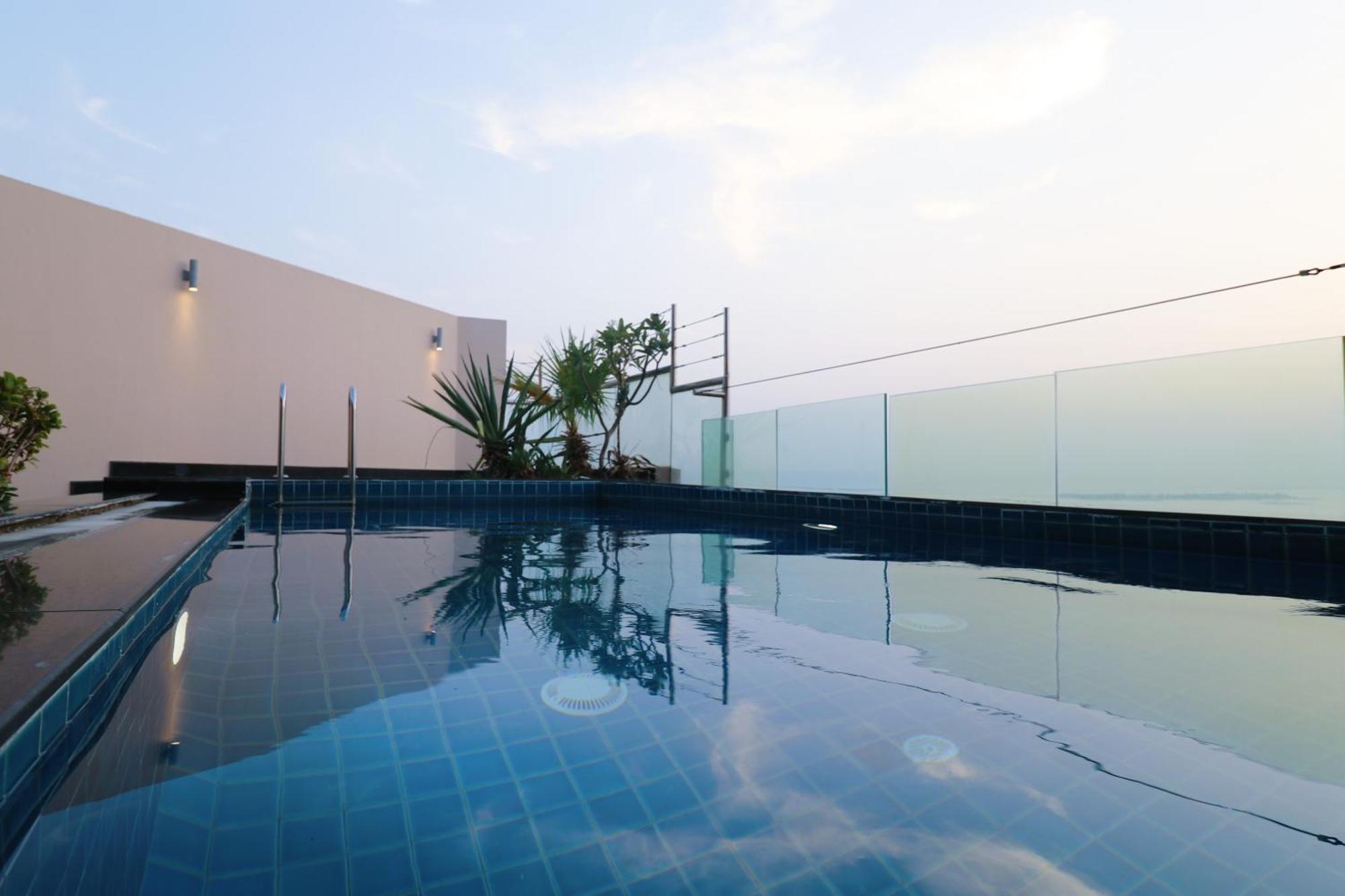 Lagoona Beach Luxury Resort And Spa Manama Dış mekan fotoğraf Rooftop pool at the hotel