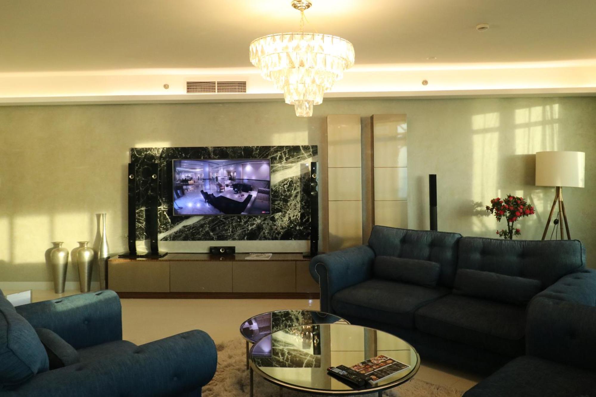 Lagoona Beach Luxury Resort And Spa Manama Dış mekan fotoğraf A living room with a television