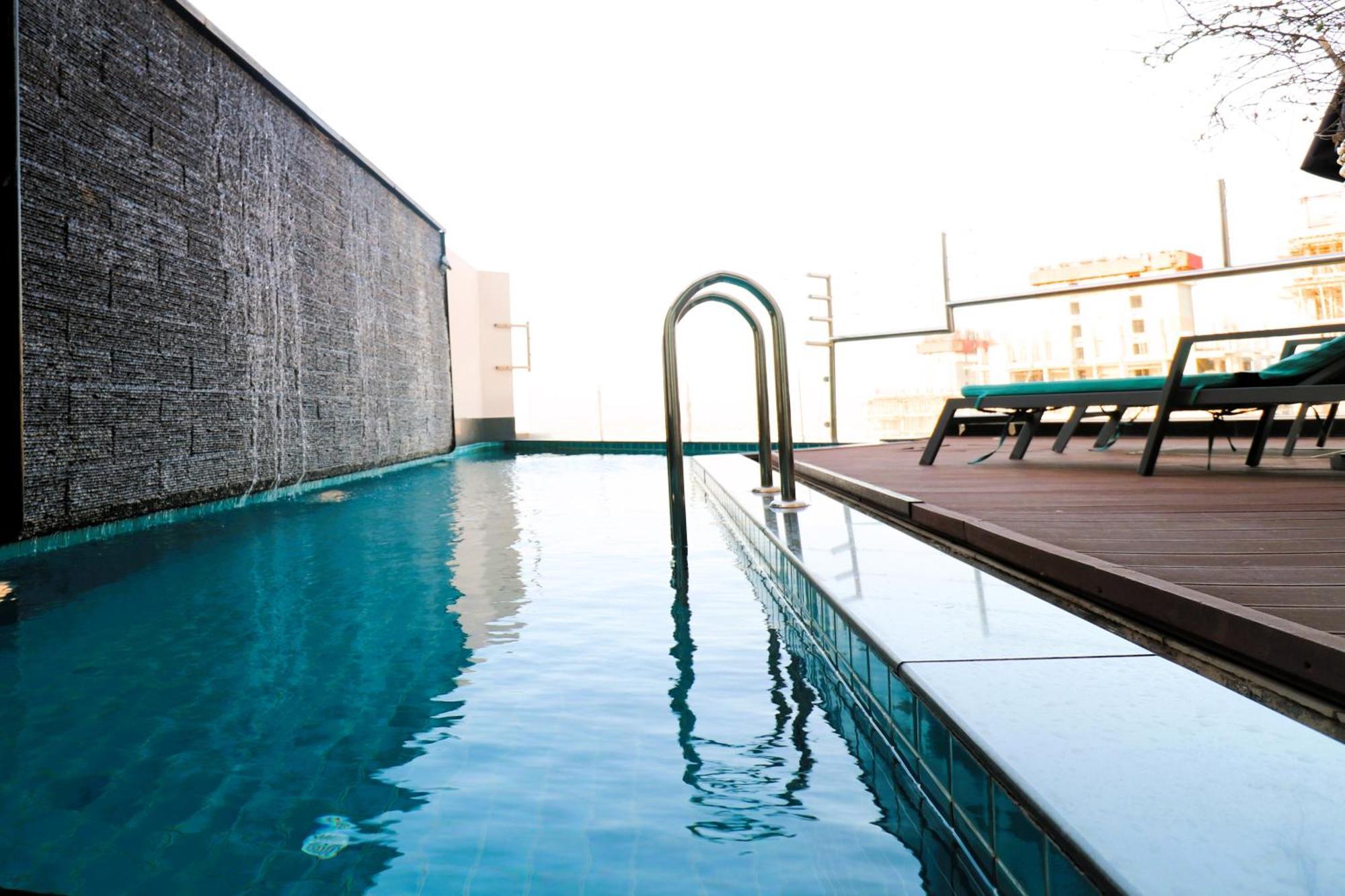 Lagoona Beach Luxury Resort And Spa Manama Dış mekan fotoğraf The rooftop pool at the hotel